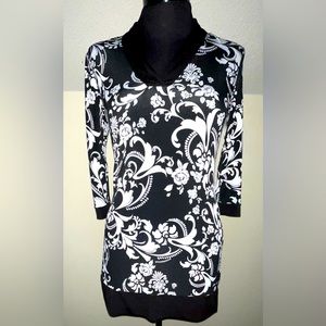 White House black market Black and white tunic blouse